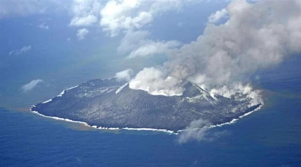 日本一火山喷发：灰色烟柱高达1500米