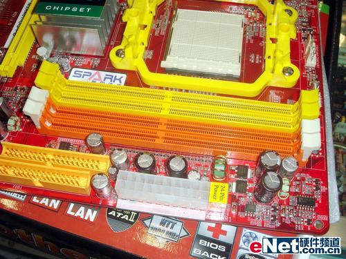 全球科技界震惊！DDR3内存插槽竟然能兼容DDR4内存，技术革命即将到来  第3张