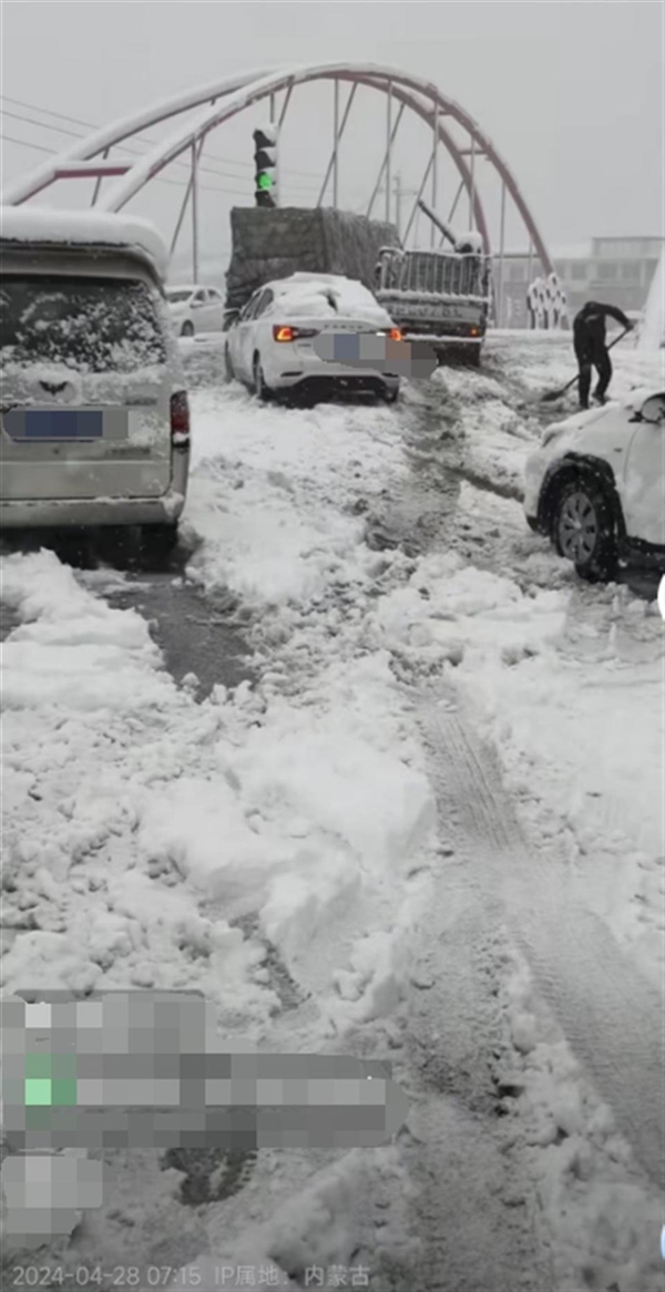 河北承德多地4月飘雪 内蒙古也突降大雪：家长送娃半路接停课通知  第4张