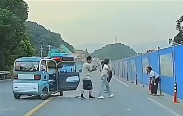 满载四人老头乐突然失控撞车：一男一女直接被甩出  第4张