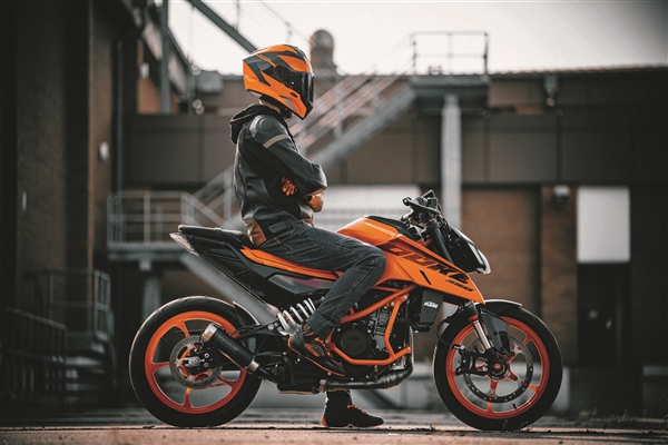 3万9千8！全新KTM 390 DUKE上市：单缸四冲程可弹射起步  第2张